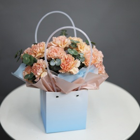 Стильная композиция в сумочке из диантусов и эвкалипта в Черноголовке
