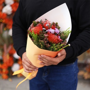 Букет "Капс" из лейко и экзотики в Черноголовке