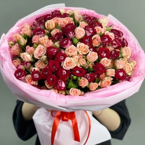 Букет "Рубиновый гранит" из 35 кустовых роз микс (50 см) в Черноголовке