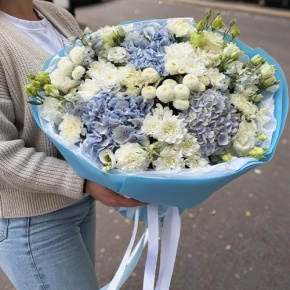 Букет "Голубые облака" из хризантемы, диантусов, Голландской гортензии, дельфиниума и эустомы в Черноголовке
