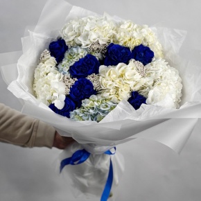 Букет "Моника" из белых гортензий, синих роз Эквадор и озатамнуса в Черноголовке