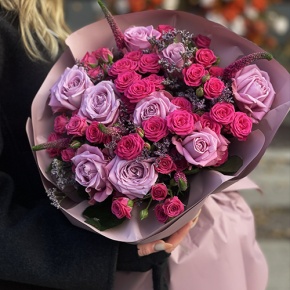 Букет "Малиновый вечер" из кустовых малиновых роз, вероники, лимониума и роз Меритим в Черноголовке