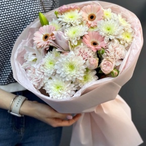 Букет "Дружба" из хризантемы, пионовидной лилии, гербер, диантусов и кустовых роз в Черноголовке
