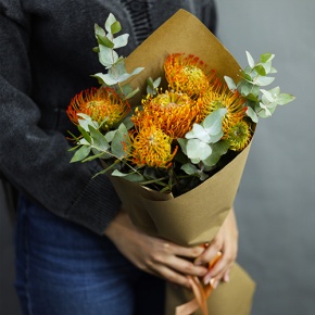 Букет "Гости из будущего" из 5 лейко и эвкалипта в Черноголовке