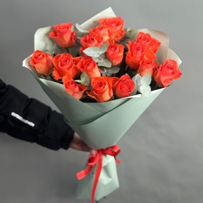 Букет из 15 морковных роз с эвкалиптом (50 см) в Черноголовке