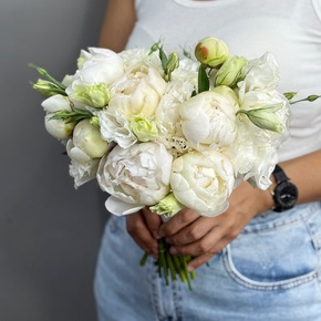 Свадебный букет из эустом и пионов в Черноголовке