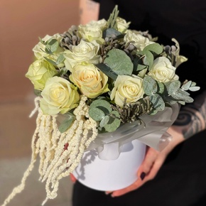 Композиция в шляпной коробке "Чудное мгновение" из 13 роз, эвкалипта, брунии и амарнтуса в Черноголовке