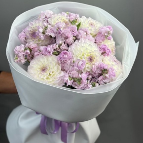 Букет "Чарующий" из георгин и ароматных маттиол в Черноголовке