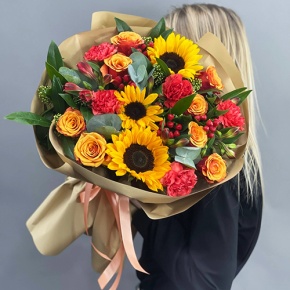 Букет "Ричи" из подсолнухов, альстромерий, гиперикума, роз, скиммии и диантусов в Черноголовке