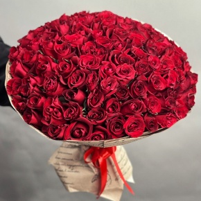 Букет 101 красная роза Кения в крафте (50 см) в Черноголовке