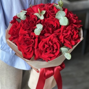 Букет "Красная пантера" из 13 роз Эквадор и эвкалипта в Черноголовке