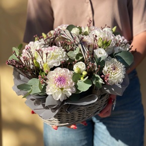 Композиция в корзине "Сюзи" из георгин, эустом и капса в Черноголовке