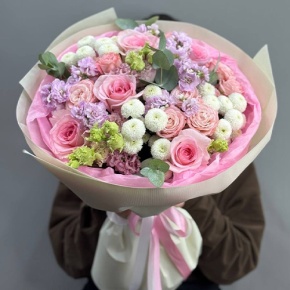 Букет "Влюбленный" из хризантем Ньютон, ароматных маттиол, эустом и пионовидных роз в Черноголовке