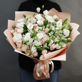 Букет "Полли" из эустом и кустовых пионовидных роз в Черноголовке