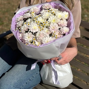 Букет "Нежный взгляд" из кустовых хризантем и ромашек в Черноголовке