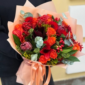 Букет "Красный закат" из калл, роз, калины, скиммии, гиперикума, сафари, гербер и капса в Черноголовке