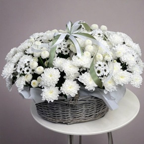 Композиция в корзине "Снежная лавина" из хризантем в Черноголовке