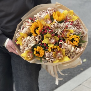 Букет "Биркин" из подсолнухов, орхидей, гиперикума, хризантем Виена в Черноголовке