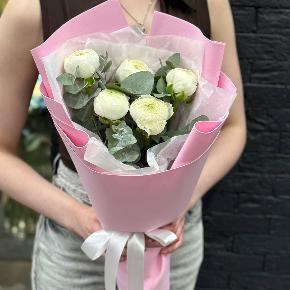 Букет-комплимент из 5 белых ранункулюсов в Черноголовке