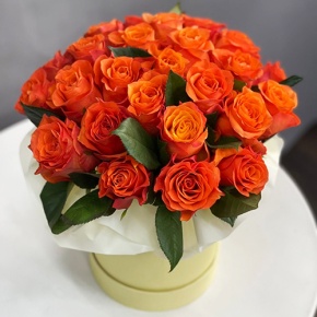Композиция в шляпной коробке из 25 роз огненных роз в Черноголовке