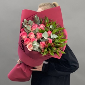 Букет "Тандем" из роз Джумилия и альстромерий в Черноголовке
