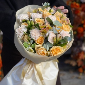 Букет "Пломбирный" из роз Аваланж, диантусов, альстромерий и эвкалипта в Черноголовке
