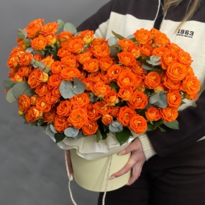 Композиция в шляпной коробке "Закат" из кустовых роз и эвкалипта в Черноголовке