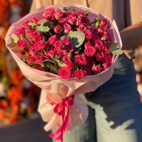 Букет из 15 кустовых малиновых роз и эвкалипта (40 см) в Черноголовке