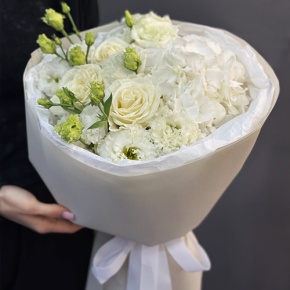 Букет "Нега" из Голландской гортензии, роз и эустом в Черноголовке