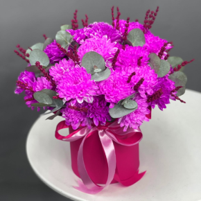 Композиция в шляпной коробке "Магия розового" из хризантем и лаванды в Черноголовке