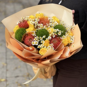 Букет "Зельда" из диантусов Lux, лимонных роз, лейко и ромашек в Черноголовке