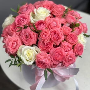 Композиция в шляпной коробке из белых и кустовых коралловых роз в Черноголовке