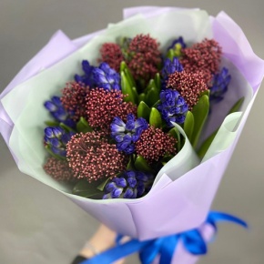 Букет "Твой яркий день" из гиацинтов и скиммии в Черноголовке