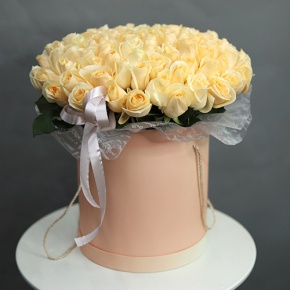 Композиция в шляпной коробке из 101 кремовой розы в Черноголовке