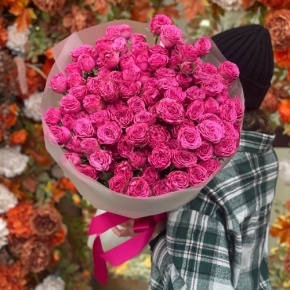 Букет из 35 малиновых кустовых пионовидных роз (60 см) в Черноголовке