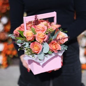 Композиция в ящике из роз Мисс Пигги и капса в Черноголовке