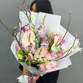 Авторский букет с антуриумами, ранункулюсами и цветущими ветками магнолии в Черноголовке