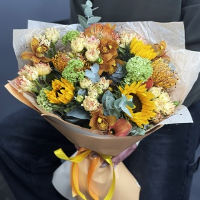 Букет "Сочиняй мечты" из подсолнухов, лейко, вибирнума, орхидей, калл, кустовых роз и талинума в Черноголовке