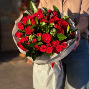 Букет "Всё возможно" из кустовых роз, скиммии, роз Эль Торо и рускуса в Черноголовке