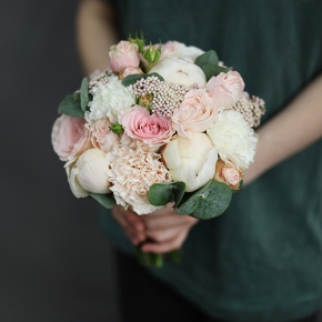Свадебный букет диантусов, пионов, роз и озатамнуса в Черноголовке