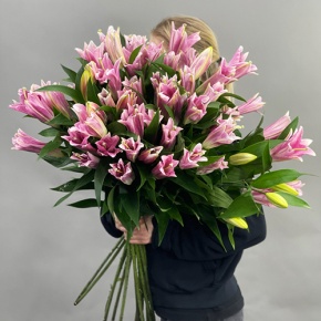 Букет из 17 розовых лилий в Черноголовке