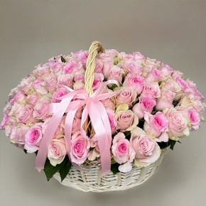 Композиция в корзине из 101 кенийской розы нежный микс (40 см) в Черноголовке