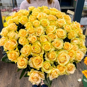 75 роз Аваланж (70 см) в Черноголовке