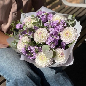 Букет "Совершенство" из георгин и ароматных маттиол в Черноголовке