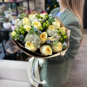 Букет "Мичиган" из пионовидных роз Баттеркап, озатамнуса, оксипеталума и гиперикума в Черноголовке