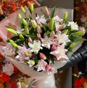 Букет из 11 ароматных пионовидных лилий в Черноголовке