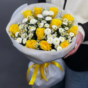 Букет "Синди" из лимонных роз, ромашек и хризантем сантини в Черноголовке
