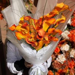 Монобукет из 21 оранжевой каллы в Черноголовке