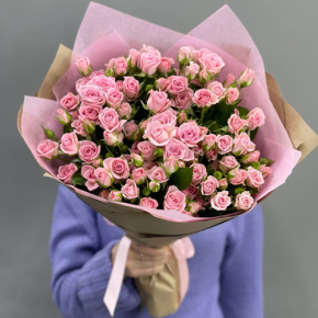 Букет из 19 нежных кустовых роз (50 см) в Черноголовке