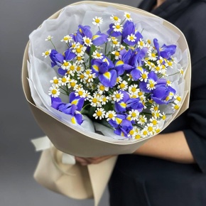 Букет из ирисов и ромашек в Черноголовке